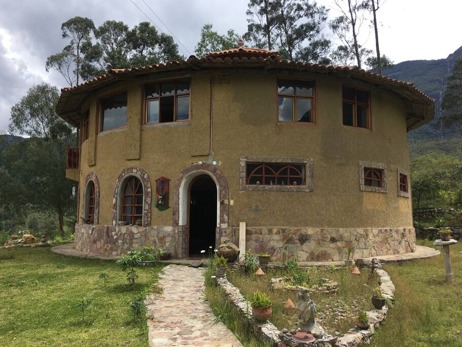 Ven al mirador ecológico, construcción tipo cultura Chachapoyas ubicado en una loma de cara a la catarata Gocta y otras, vista panorámica del valle