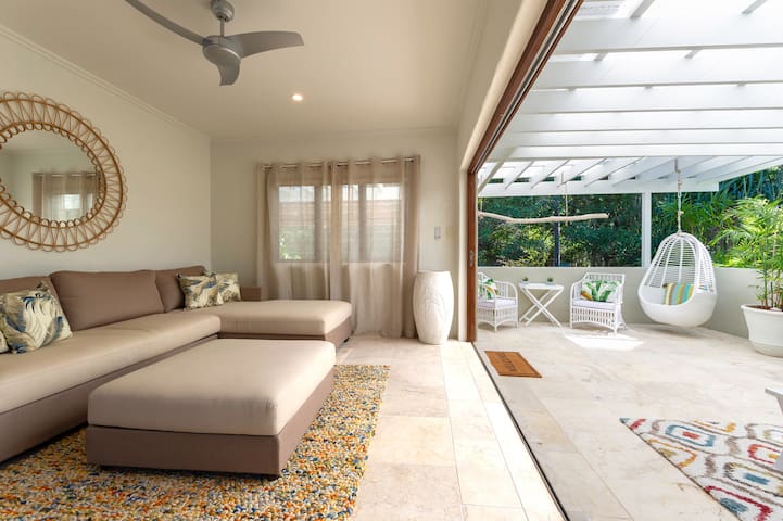 Beachside Apartment 5 with balcony ocean glimpses