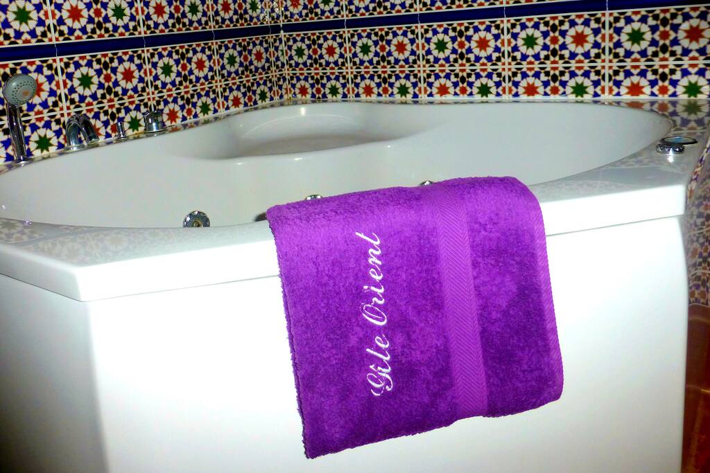La Baignoire Balnéo est la cerise sur le gâteau dans la salle de bain marocaine - Vous aimez !