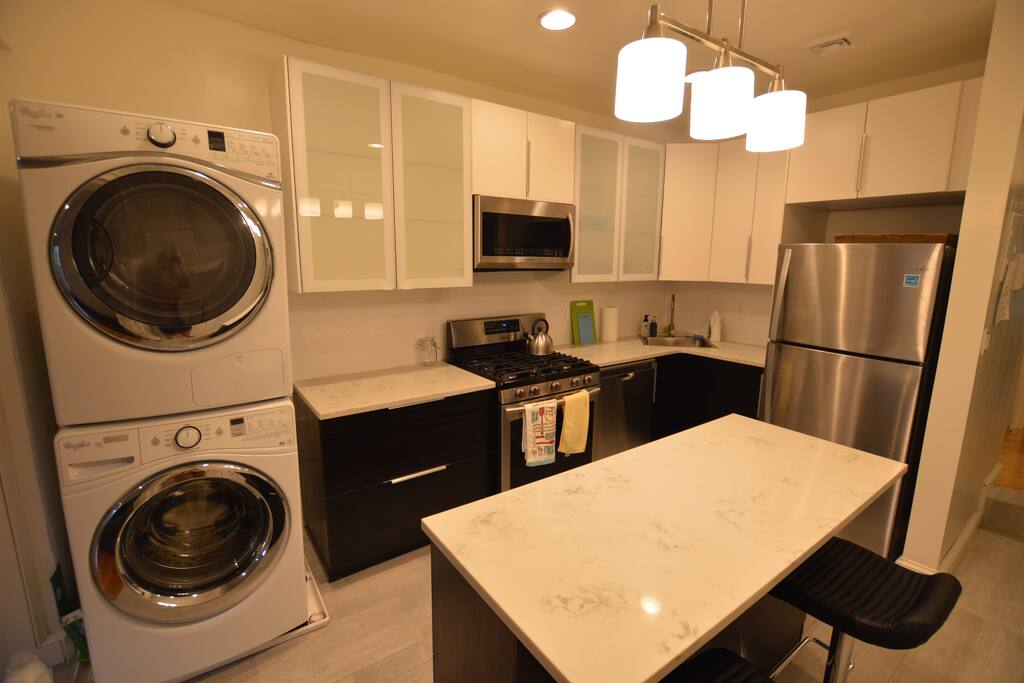 Spacious, modern kitchen with W/D