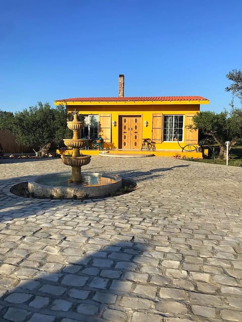 Bayada Cottage with beautiful beach pool