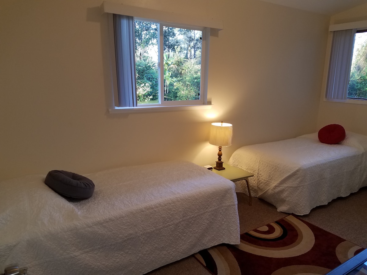 Posteľná bielizeň č.5, dve samostatné postele, koberec a umývačka riadu