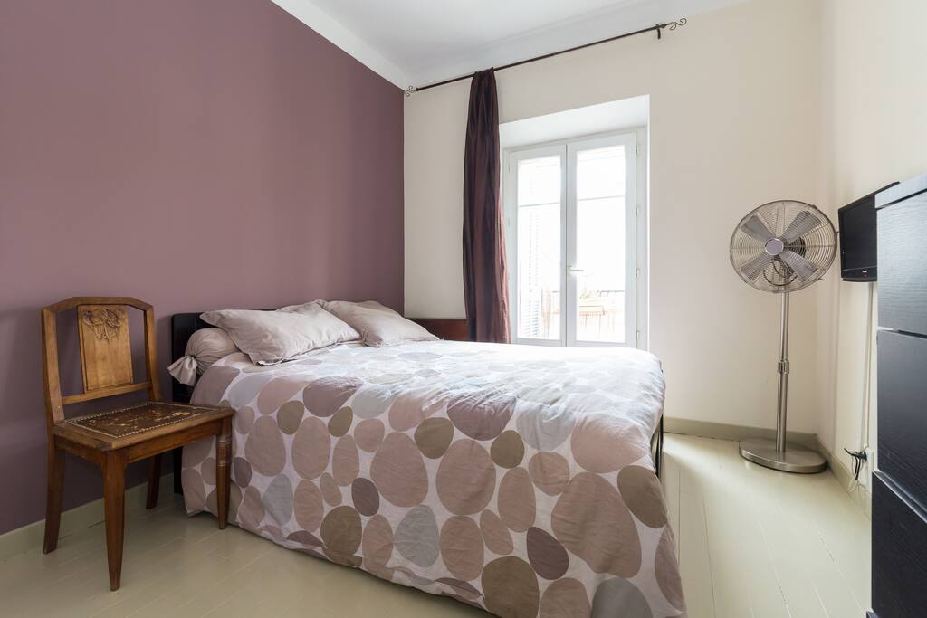 Chambre avec un lit double