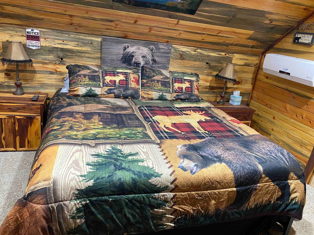 Slaapkamer drie is boven met een kingsize bed, een eigen badkamer en je eigen airconditioning!