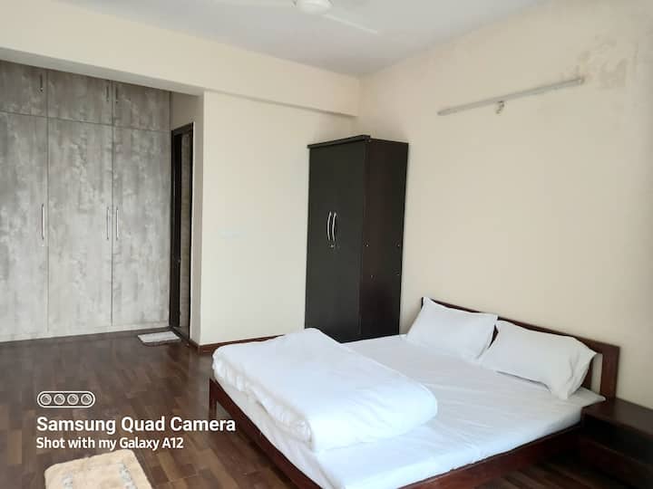 Spálňa 2 vedľa obývacej izby so širokým balkónom.