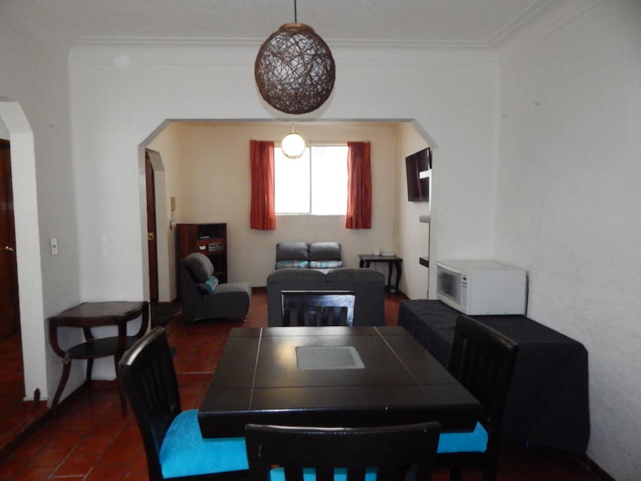 Comedor para 4 personas con microondas. / Dinning room for 4 people with microwave oven.