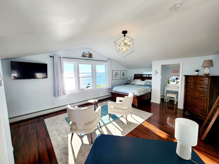 Suite parentale au 2e étage 
* Lit queen size
* Comptoir de maquillage variable
* Miroir pleine longueur 
* Télévision Roku à écran plat 43". Netflix,Sling TV, Disney+
* Planche à repasser avec fer à repasser

* Vue sur le front de mer * Vue
sur le pont
*Vue sur le mont Hope
* Vue sur le coucher du soleil * Vue sur
le paysage de la ville