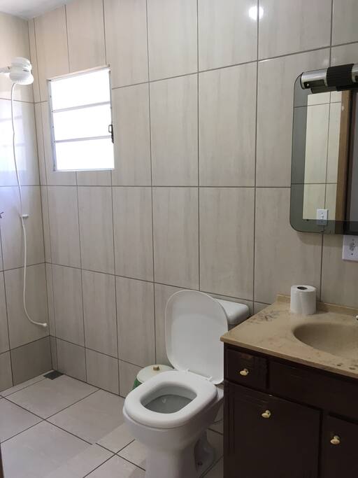 Banheiro externo com dois chuveiros