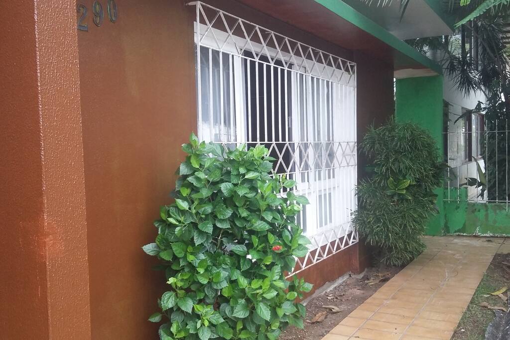 AMPLA JANELA FRONTAL, JARDIM COM SOMBRA E CIRCULAÇÃO.