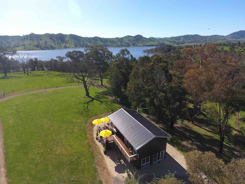 “Delatite Point” Deep Water Lake front/Farm Stay