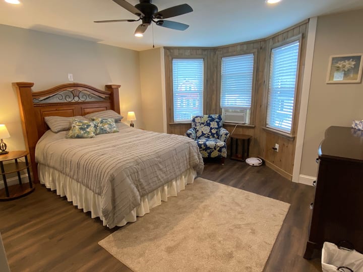 Second bedroom. Queen sized bed. TV with ROKU.