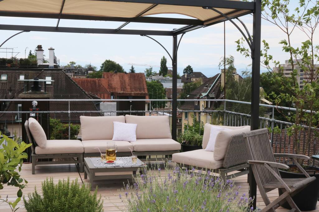 Grosse Dachterrasse mit Blick auf die Stadt und in die Berge