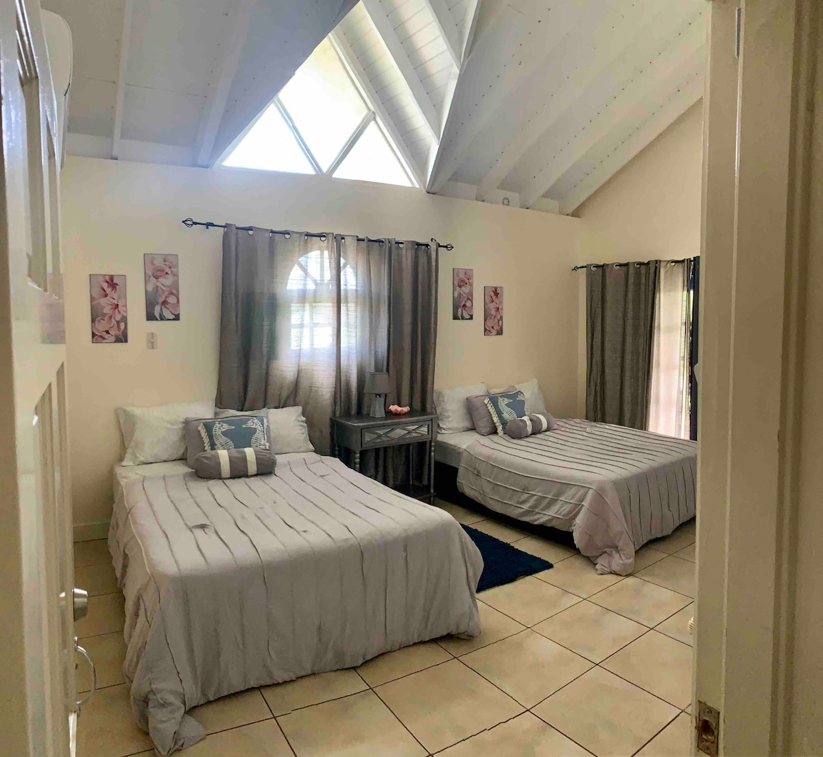 Due camere da letto.  Ognuna dotata di due letti queen-size. 