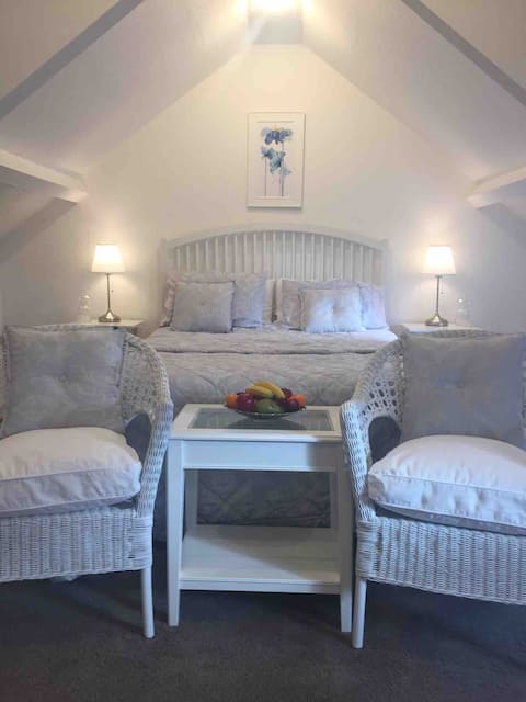 Successful Airbnb property: Top floor with Kingsize bed and separate bathroom in Tyne & Wear