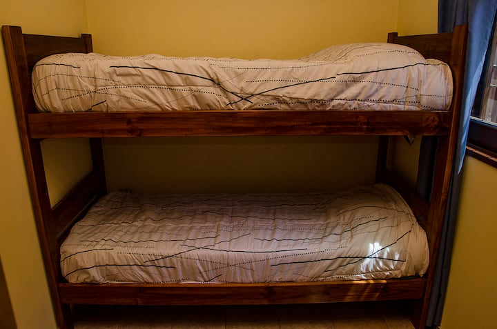 Chambre 1 avec lits superposés, matelas à ressorts