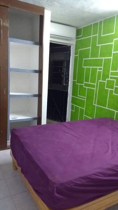 habitación con closet, ventilador y aire acondicionado