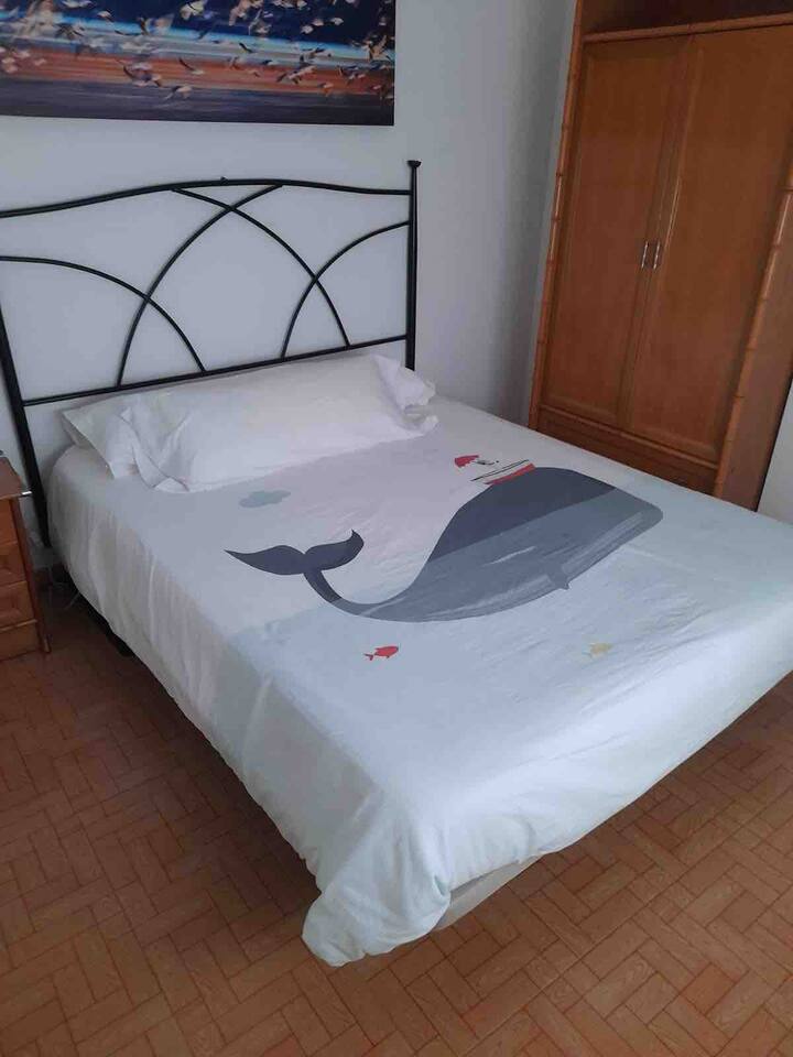 Room with double bed of 150 with all amenities.