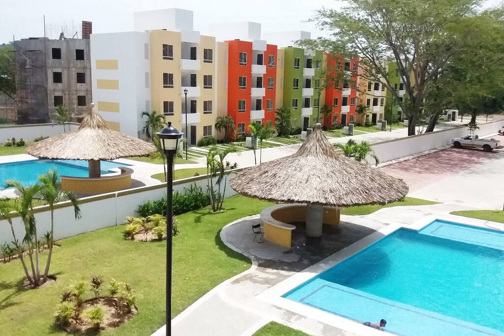 Alberca y pasala del departamento, vista de los cuartos y balcón