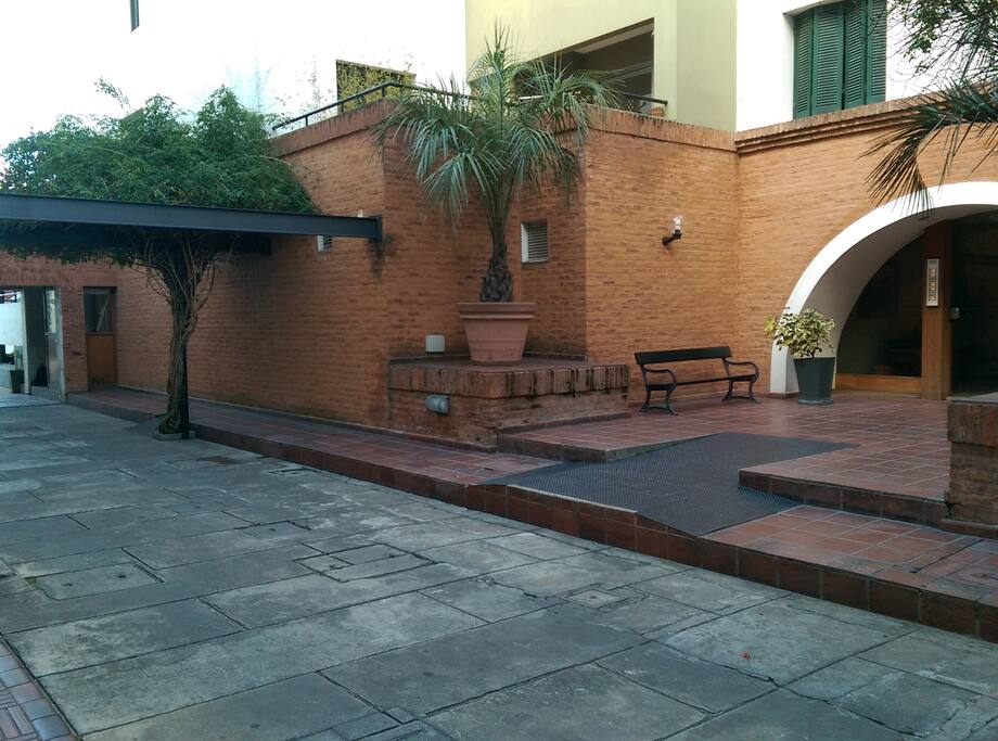 02 - Entrada al Edificio
