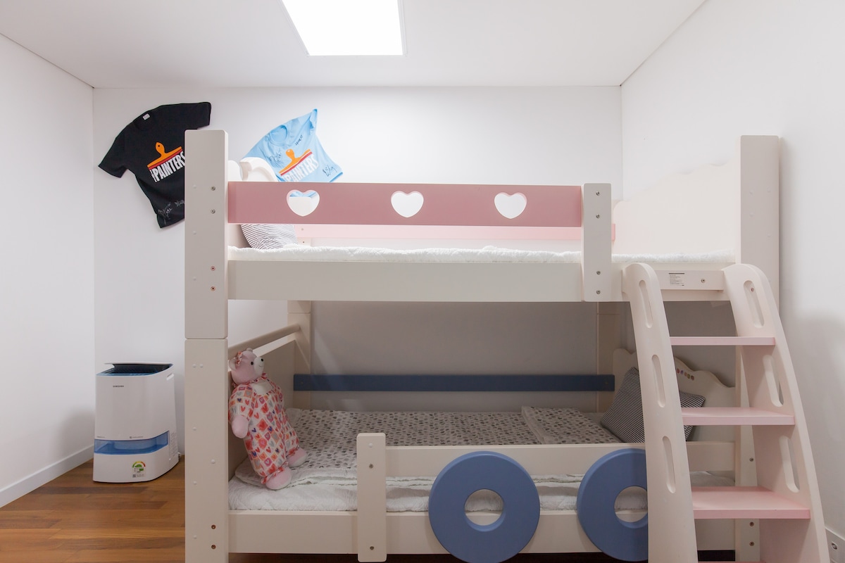 双层床前的小房间