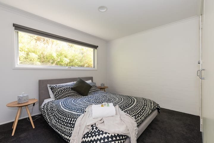 Ქვედა საძინებელი, საწოლი 152 × 203 სმ