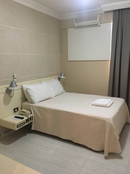 Quarto com ar condicionado, TV led, armário, frigobar e banheiro