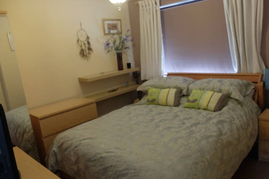 quiet double bedroom with tv and dvd overlooking rear garden comfy bed