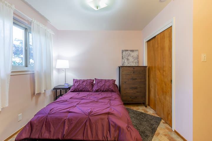 Спалнята „Камелия“ предлага голямо легло.  Изгледът е от Front Gardens and Elder Avenue.