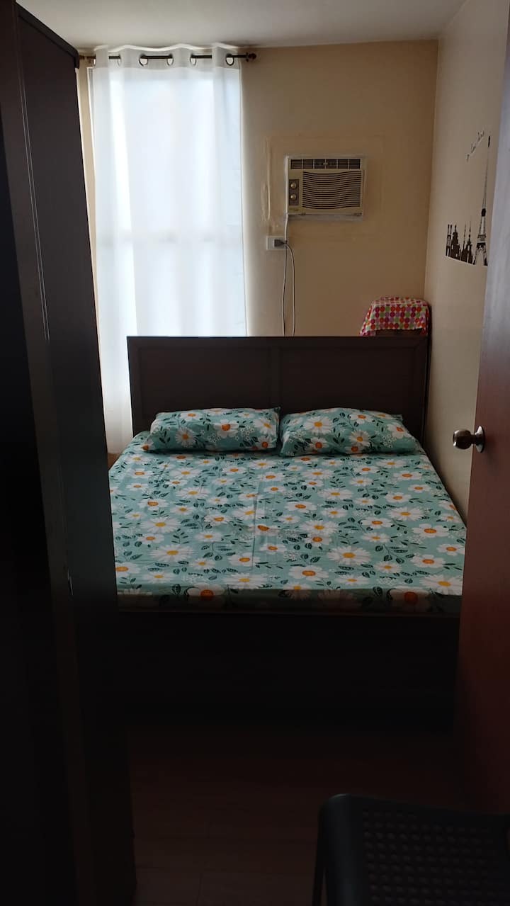 Საძინებელი 1 საწოლითა და კარადით