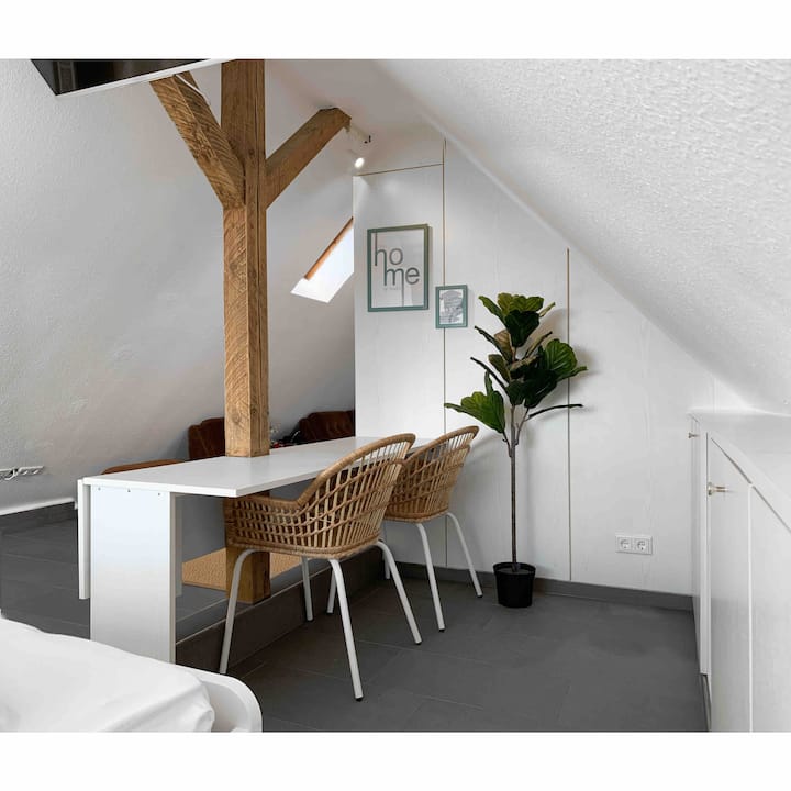 EXCLUSIVE | Top Floor near HBF Main Station for 4