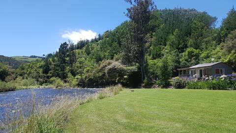 Pinehaven Riverside Cottage