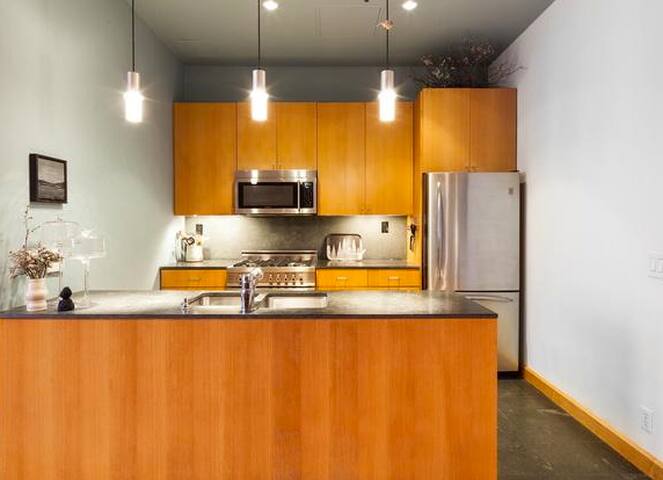 The Crosby Loft: Rare, elegant, spacious w sauna gallery image 4