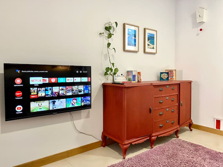 חדר שינה לילדים עם משחקים, פלייסטיישן, טלוויזיה 43אינץ 'ומיטות קומתיים.