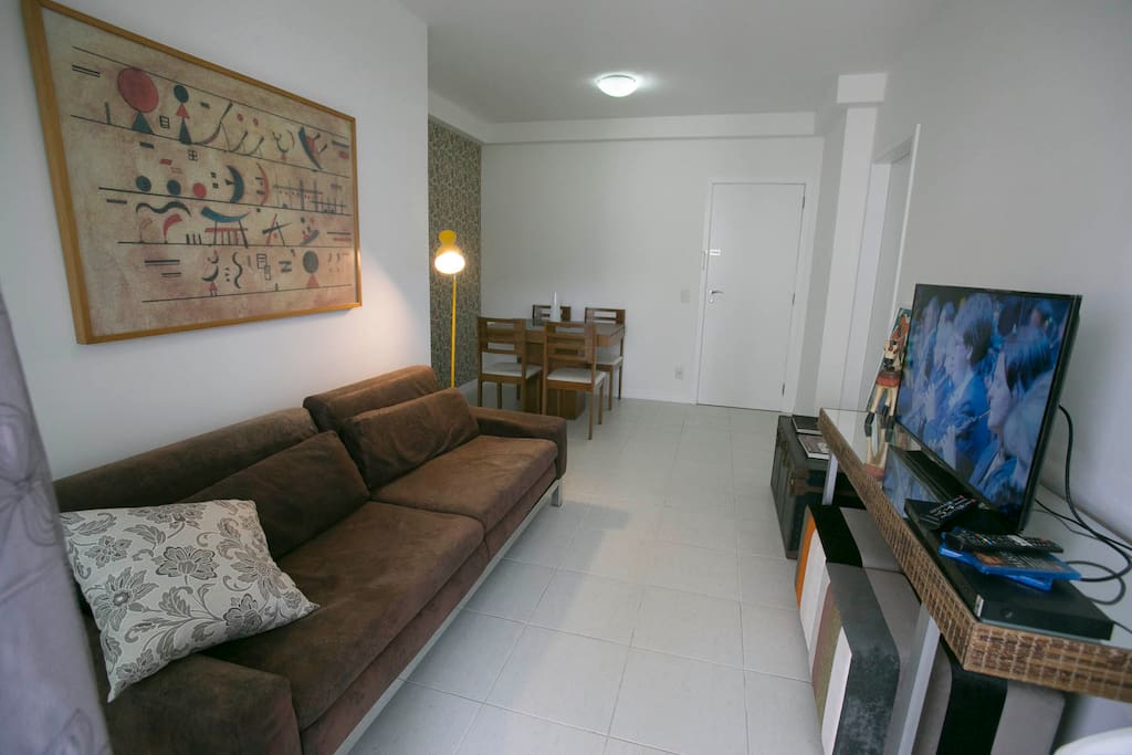 Sala ampla com TV e canal a cabo