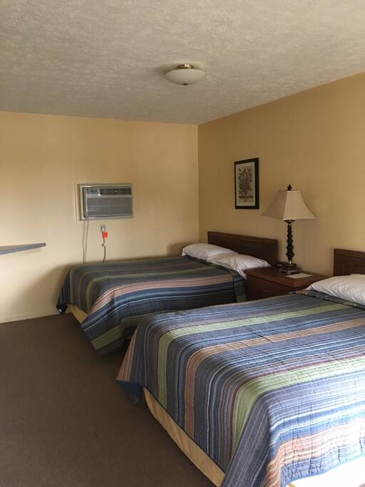 Room with two full beds. Wifi and flat screen TV