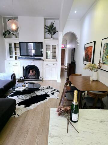 Spacious Luxury 4-Bedroom -near Grand prix/ Beach gallery image 3