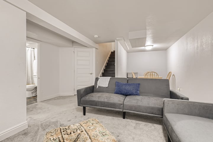 Მისაღები ოთახის ქვედა ნაწილში, სათამაშო მაგიდის სივრცით. Ტელევიზორი ამ ტერიტორიაზეც არის Amazon Fire Stick-ის მეშვეობით. Ორივე ტახტი იკეცება საწოლის სრული ზომის ფუტონებად. 