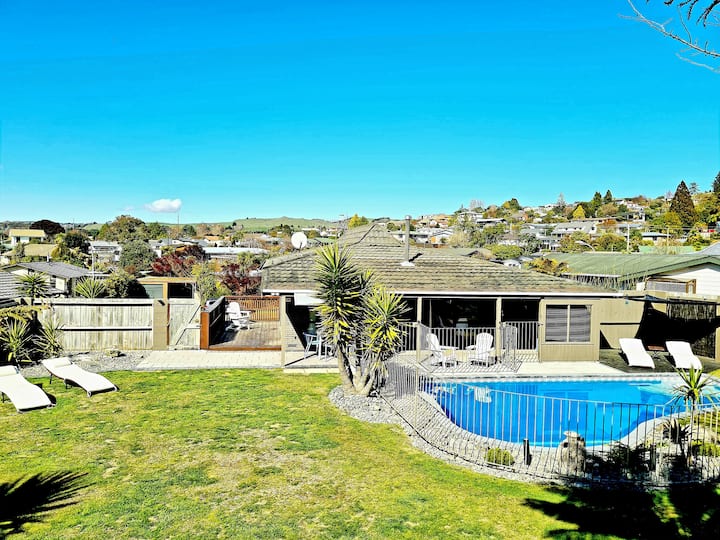 Rotorua Paradise,heated pool,2×65" TVs,now 30 off Houses for Rent in