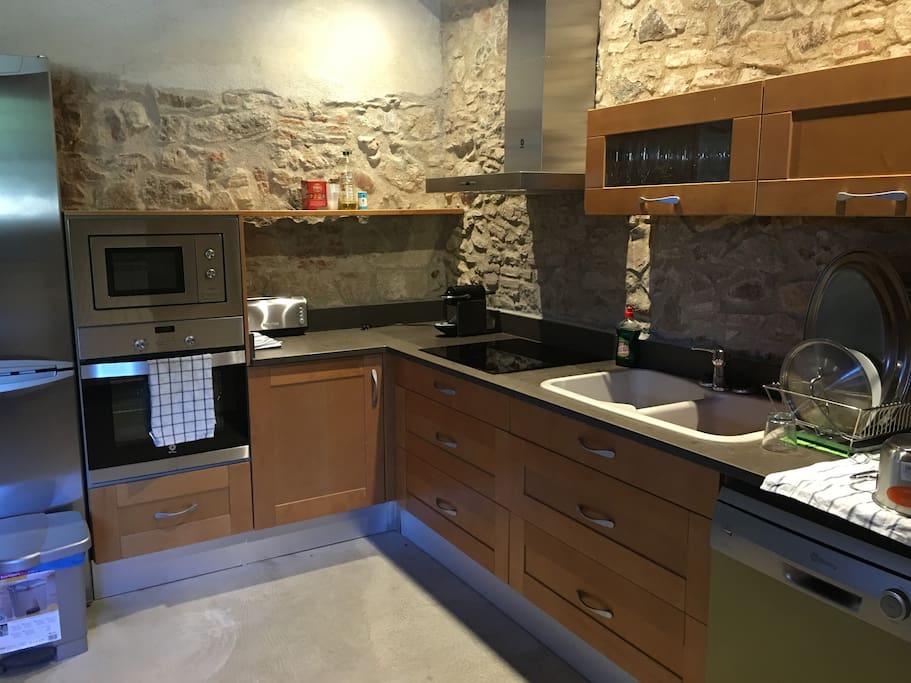 Cocina completa de inducción, lavavajillas, horno, microondas, nevera, extractor, vajilla completa, utensilios de cocina (ollas, sartenes, etc)