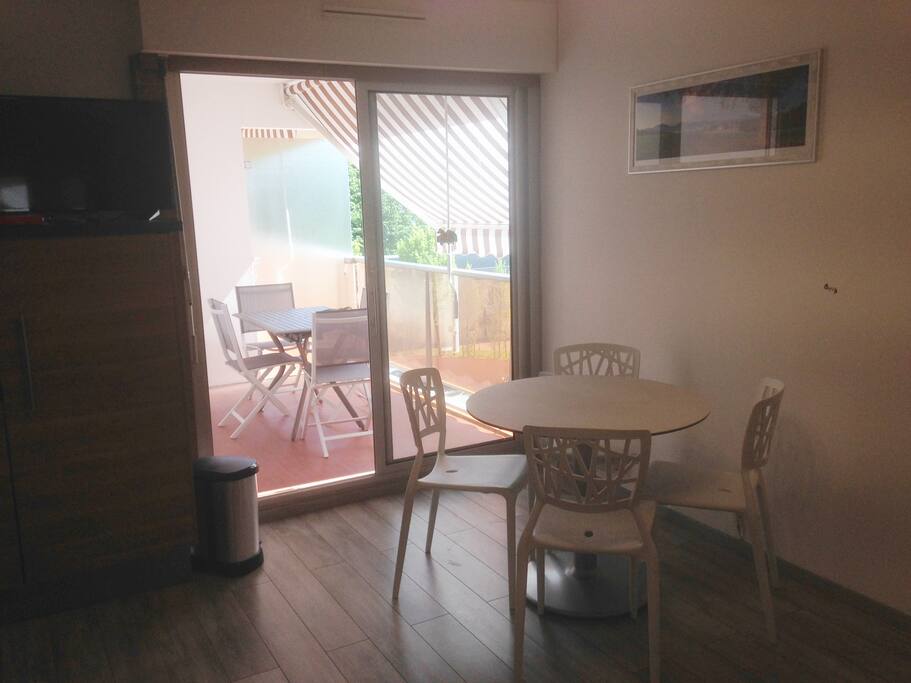 Terrasse avec store fermé