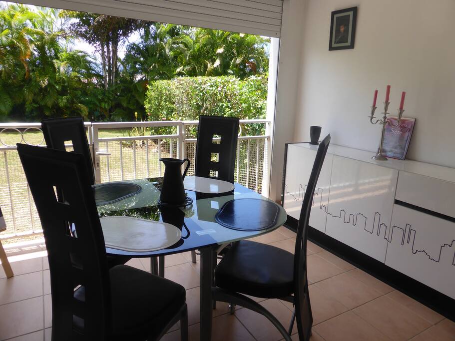 Joli terrasse qui invite à y prendre ses repas. Vaiselle et ameublement choisis avec goût.