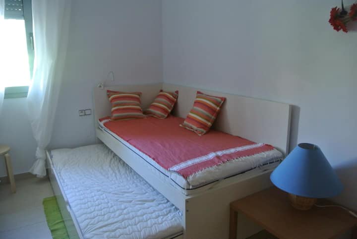 chumba cha kulala na vitanda 2 vya mtu mmoja