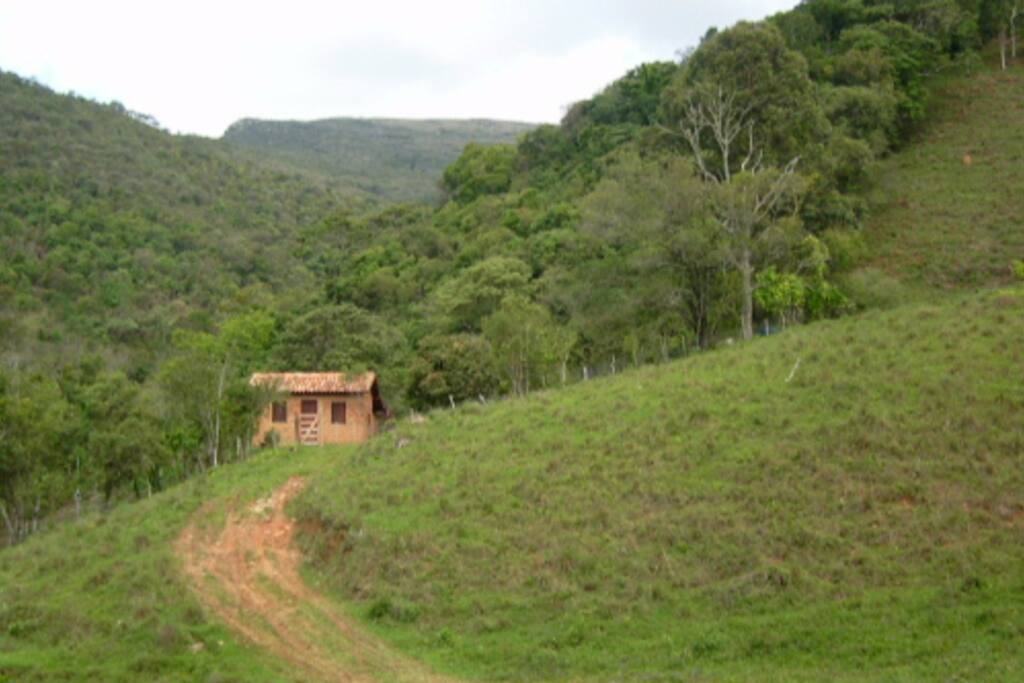 A casa esta no meio da natureza e a vista do cruzeiro no parque la atrás.