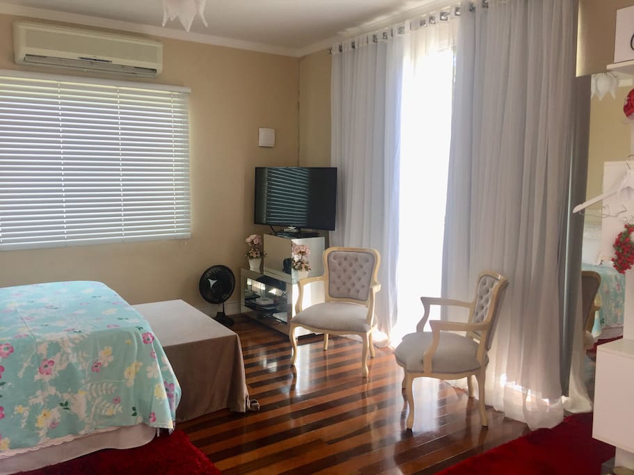 Quarto frente para o mar bem arejado, com ar condicionado, ventilador, TV 42 polegadas e com cortinas blackout.