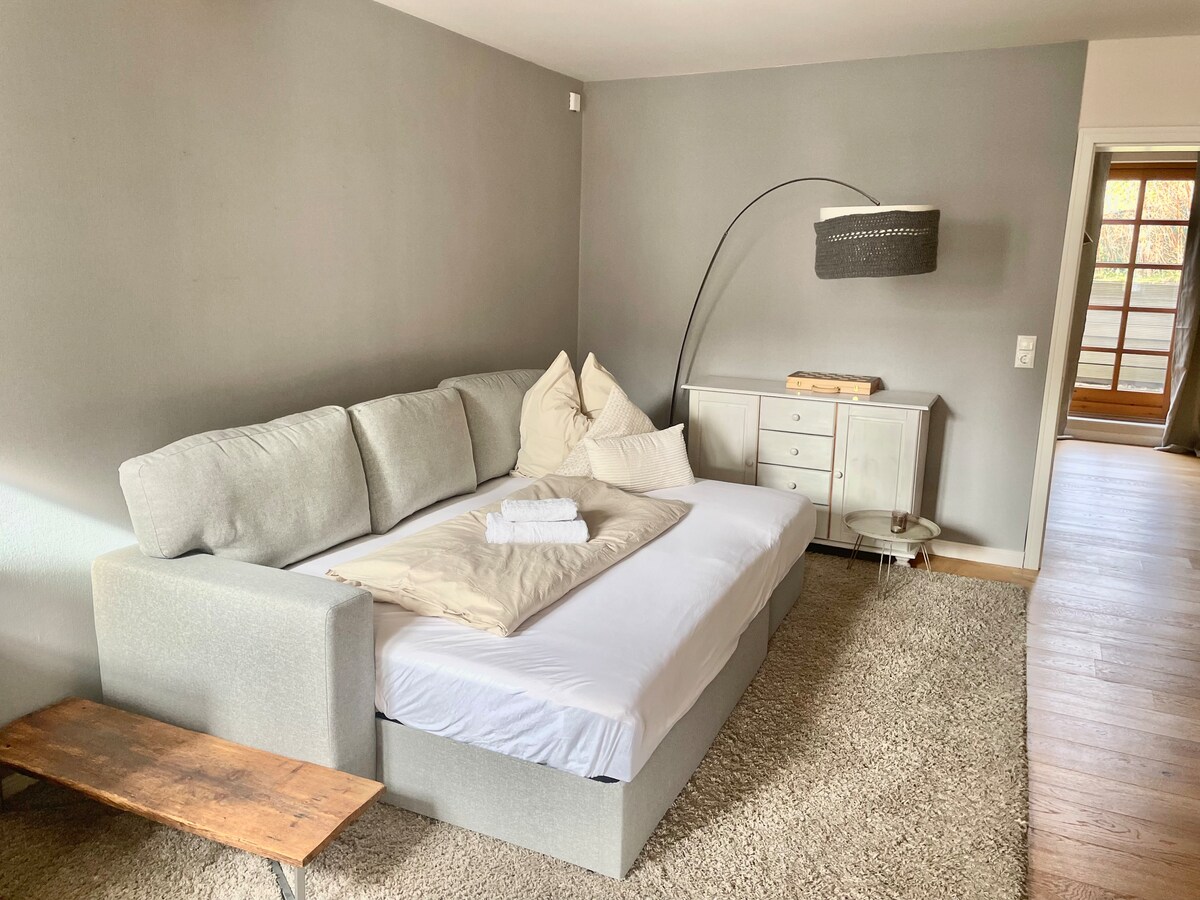 El sofá se puede convertir en un sofá cama de 1,40 x 2 m.