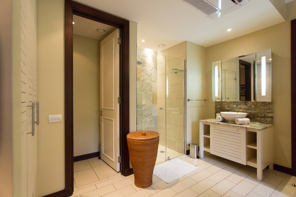 Душ/мивка с втора спалня и отделна тоалетна