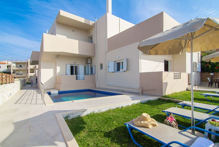 7 bedroom villa with pool, 700m from the beach!