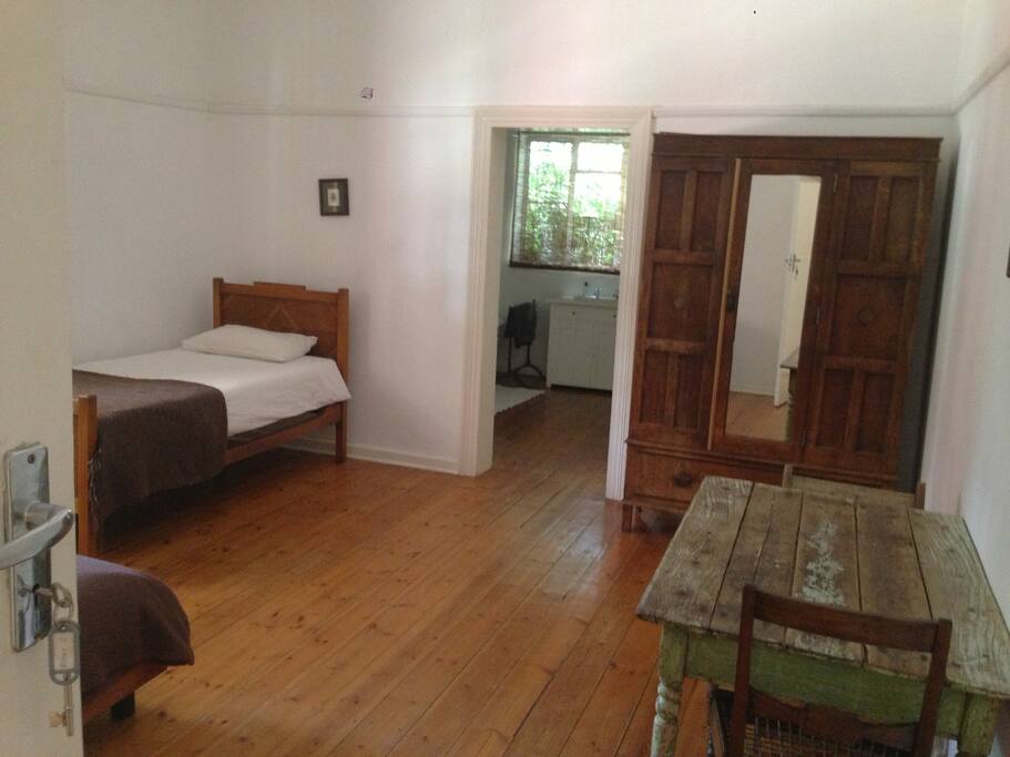 Family suite Room 1:
Single Bed