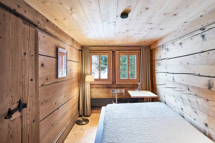 Kleines Schlafzimmer (9m2) im Erdgeschoss, Bett 120x200cm ––– Small bedroom (9m2) ground floor, Bed 120x200cm  ––– Petit chambre à coucher (9m2) au rez-de-chaussée, Lit 120x200cm