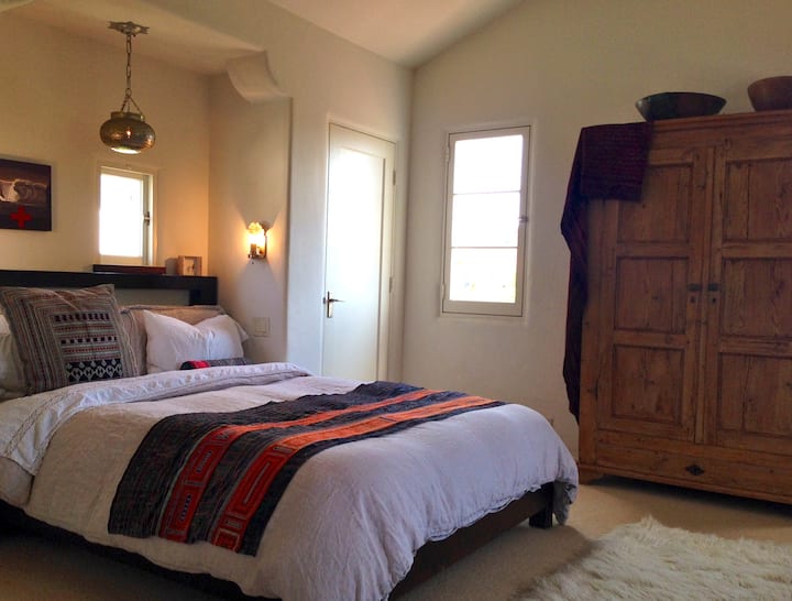 ห้องนอนใหญ่ชั้นบนมีวิวที่น่ารื่นรมย์ของภารกิจ